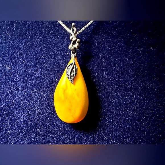 Vintage butterscotch amber pendant and chain necklace - Picture 3 of 7